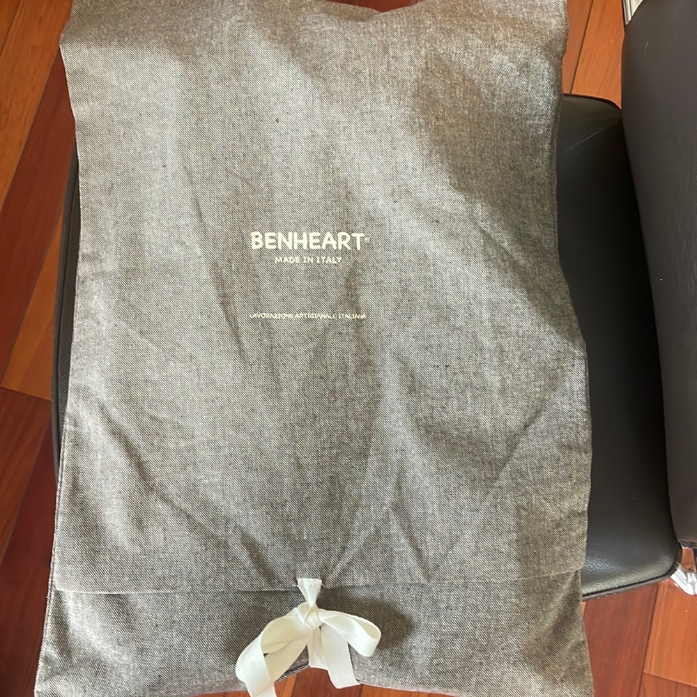 leather jacket never worn from italy  brand benheart made in italy. size XS